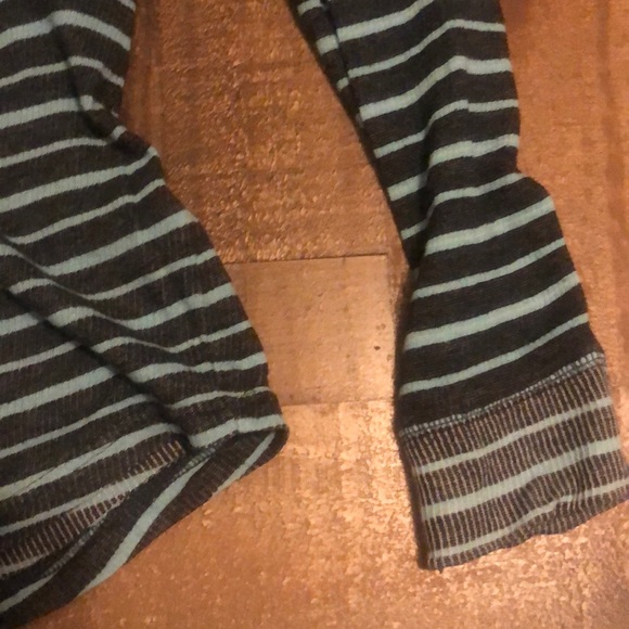 Lightweight pullover with button detail - Picture 5 of 9